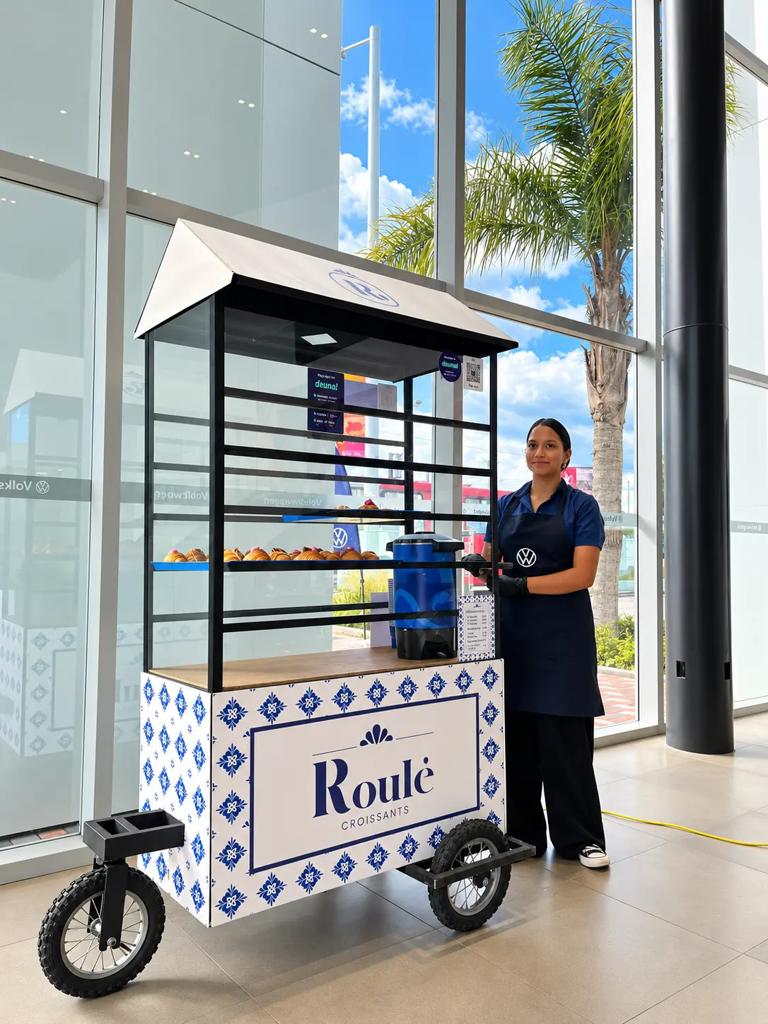 Carrito de catering de Roulé Croissants preparado para un evento en Cuenca